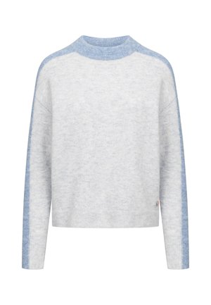 Lichtgrijze trui van zacht materiaal, met blauwe accenten op de schouders, een ronde halslijn en lange mouwen. Subtiele textuur overal.