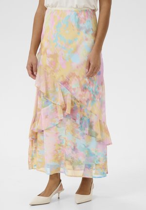Fustă maxi fluidă, stratificată, în culori pastelate — galben, roz și albastru, cu model abstract, tiv cu volane și țesătură ușoară, transparentă.