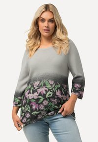 Langsleevige, grijze ribbeltrui met een bloemenprint in paarse en groene tinten aan de onderrand, met een scoop neckline en een relaxte pasvorm.