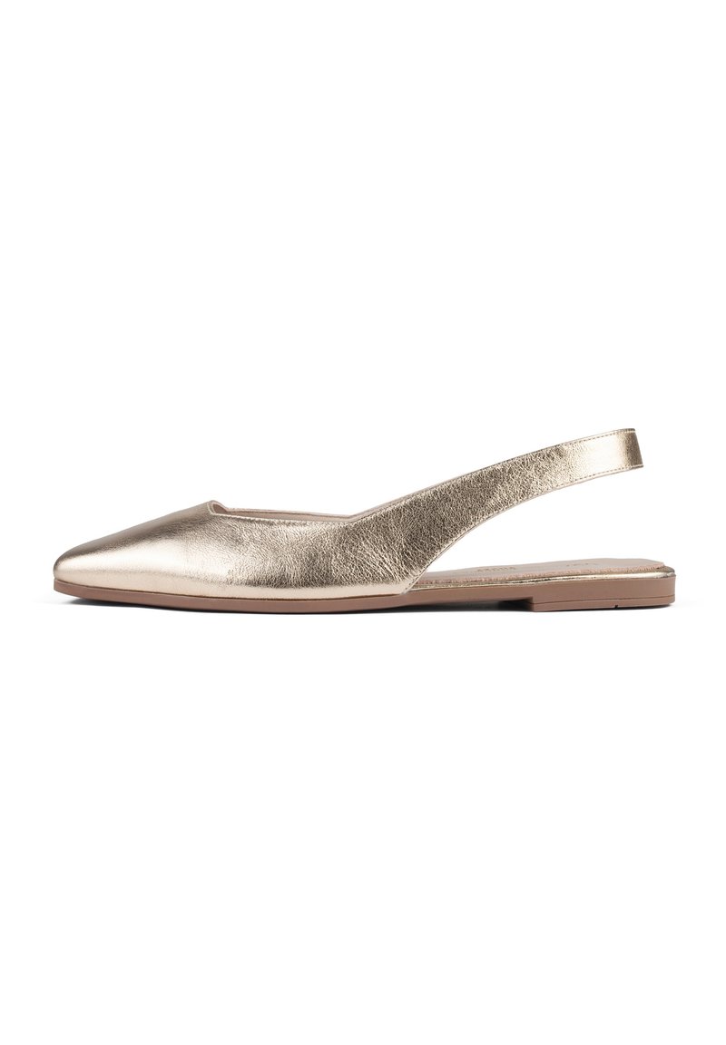 Scarpe flat slingback metalliche dorate con punta affilata, texture liscia e tacco basso. Il design aperto sul retro migliora la traspirabilità e il comfort.