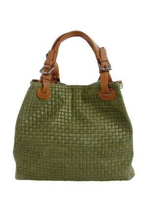 Olijfgroene geweven handtas met twee bruine leren handvatten en zilveren gespdetails op een witte achtergrond.