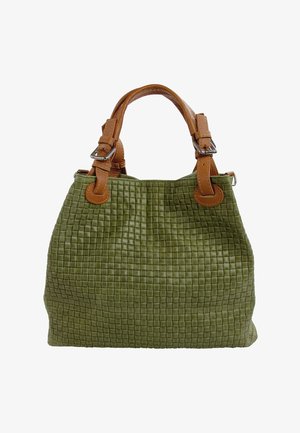 Olijfgroene geweven handtas met twee bruine leren handvatten en zilveren gespdetails op een witte achtergrond.
