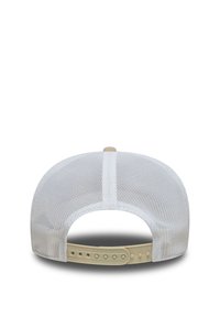 Biała siateczkowa czapka baseballowa z beżowym regulowanym paskiem, z zaokrąglonym tyłem i drewnianym akcentem na górze.