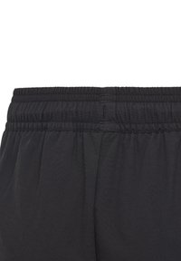 Schwarzer elastischer Bund von leichten Hosen mit glatter Textur und subtiler Faltenoptik, die einen einfachen und vielseitigen Stil präsentieren.