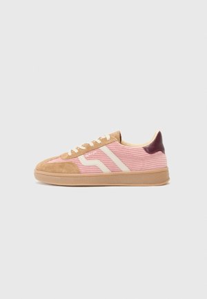 Sneakers har en rosa kordfløyelsoverdel med beige semsket skinndetaljer, hvite striper og en vinrød hæl. Gummisåle med teksturert overflate.