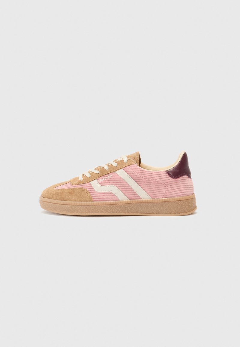 Le sneakers presentano una parte superiore in corduroy rosa con dettagli in suede color beige, strisce bianche e un tallone color bordeaux. Suola in gomma con una finitura testurizzata.