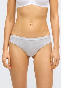 Šedé bavlněné bikiny s měkkým elastickým pasem, na kterém je bílý nápis „KARL LAGERFELD“. Hladká textura a přiléhavý střih.