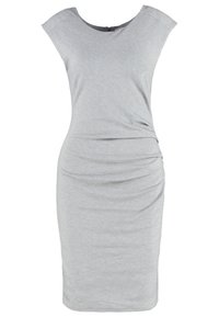 Robe sans manches gris clair, longueur genou, avec un col rond et un léger froncé sur les côtés, sur un fond uni.