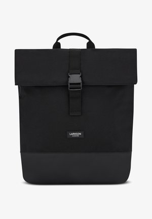 Rucsac negru tip roll-top, cu o curea robustă și închidere cu cataramă. Fabricat dintr-un material texturat, având o bază neagră uniformă și netedă.