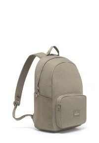 Rucsac din țesătură bej, cu secțiuni netede și texturate, un mâner de sus, bretele căptușite și un buzunar frontal cu fermoar.