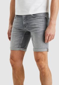 Sive jeans kratke hlače s oprijeto zasnovo, ki vključujejo zavihane robove, subtilno zbledelost in pet žepov za praktičnost.