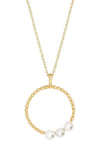 Collana in oro con un pendente circolare adornato da tre perle bianche e piccole perline texturizzate lungo il perimetro.