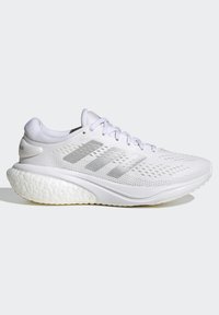 Witte sportieve schoen met een ademende mesh bovenkant, ontworpen met zilveren drie-streep accenten en een gestructureerde, gepolsterde zool.