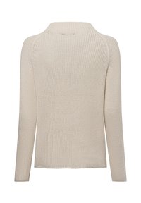 Beige gebreide trui, ronde hals, lange mouwen, geribde boorden en zoom, textuurstof met een losse pasvorm. De achterkant toont een naadloos ontwerp.