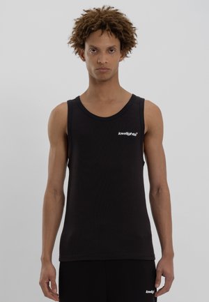 Sort tanktop lavet af bomuld med ribbet tekstur. Har en rund halsudskæring og et lille hvidt logo på venstre bryst.