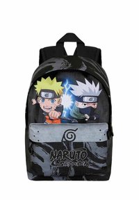 Sac à dos en tissu noir présentant des personnages de Naruto, aux couleurs vives, avec un design graphique et un logo "Naruto Shippuden" bien en vue.