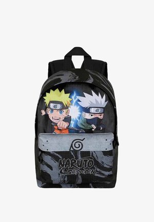 Sac à dos en tissu noir présentant des personnages de Naruto, aux couleurs vives, avec un design graphique et un logo "Naruto Shippuden" bien en vue.