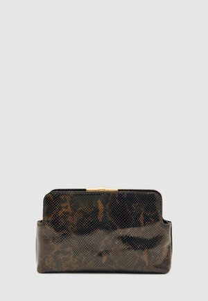 Mustmust ja pruun tekstuuriga kott, mis on kaetud võrkmustriga, millel on kuldne klamber. Ristkülikukujuline kujundus tasase alusega ja külje taskuga.