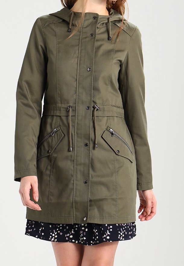 Lätt olivgrön parka med huva, dragsko i midjan och två dragkedjefickor fram. Slät tygkvalitet med knapplist framtill.