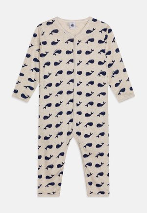 Beige Langarm-Overall aus weichem Stoff, mit einem sich wiederholenden dunkelblauen Walmuster und einem vorderen Druckknopfverschluss.