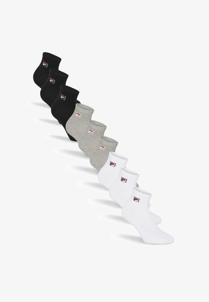 Neuf paires de chaussettes courtes noires, grises et blanches, chacune avec un petit logo rectangulaire sur le côté près de la cheville.