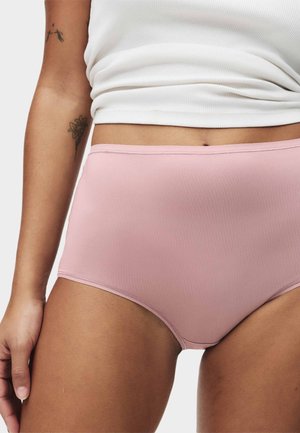 Ropa interior de talle alto en color rosa, confeccionada con una tela suave y lisa, con diseño sin costuras. Presenta una apertura de pierna redondeada y una cintura cómoda.