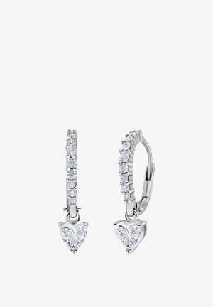 Pendientes de aro de plata adornados con circonitas cúbicas transparentes y redondas en la parte superior y una circonita cúbica en forma de corazón en la parte inferior.