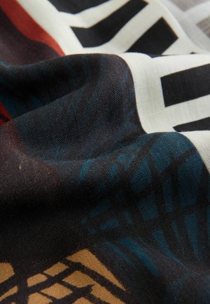Stoffschal mit einer Farbmischung aus Schwarz, Blau und Rot. Abstraktes Muster mit glatter Textur und weicher Drapierqualität.