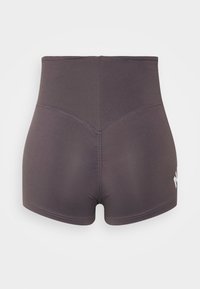 Hochtaillierte, dunkelgraue, figurbetonte Shorts mit sichtbaren Nahtdetails und einem kleinen weißen Logo an der unteren Seite.