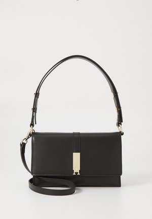 Bolso rectangular de cuero negro con cierre dorado, correa de hombro ajustable y un asa corta sobre un fondo blanco liso.