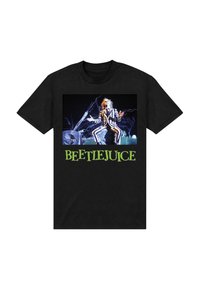Sort bomulds t-shirt med et grafisk tryk af en karakter i en stribet dragt med lyn accenter og "BEETLEJUICE" i grøn tekst.