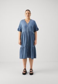 ONLY Carmakoma - CARAREENA DRESS - Farmerruha - medium blue denim Miniatűr kép 1