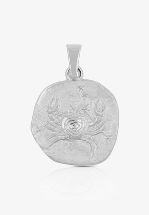 Silberner Krebsanhänger mit einer strukturierten, abgerundeten quadratischen Form. Verziert mit einem reliefartigen Krebsdesign und Sternakzenten, ausgestattet mit einer polierten Öse.