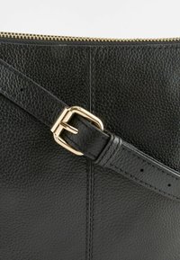 Next POCKET MESSENGER - REGULAR FIT - Rankinė per petį - leopard