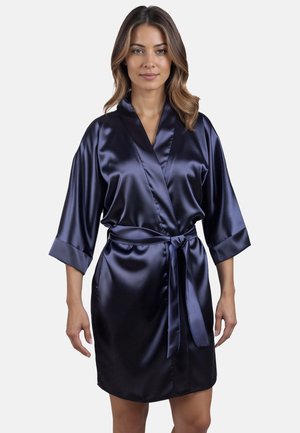 Robe en satin bleu marine avec des manches longues, une taille ceinturée et un col châle. Texture lisse et design jusqu'aux genoux.