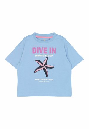 Lyseblå T-shirt med korte ærmer og rund hals. Har en søstjerne-grafik og tekst i pink og sort. Blødt bomuldsmateriale, afslappet pasform.