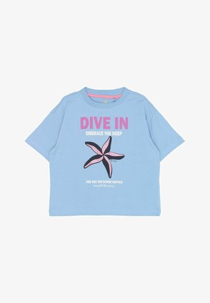 Camiseta de manga corta azul claro con cuello redondo. Presenta un gráfico de estrella de mar y texto en rosa y negro. Material de algodón suave, ajuste holgado.
