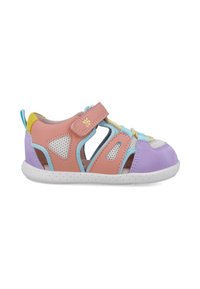 Sandalias ligeras para niños en rosa, lavanda y amarillo, con paneles de malla, correa ajustable y suelas de goma texturizadas.