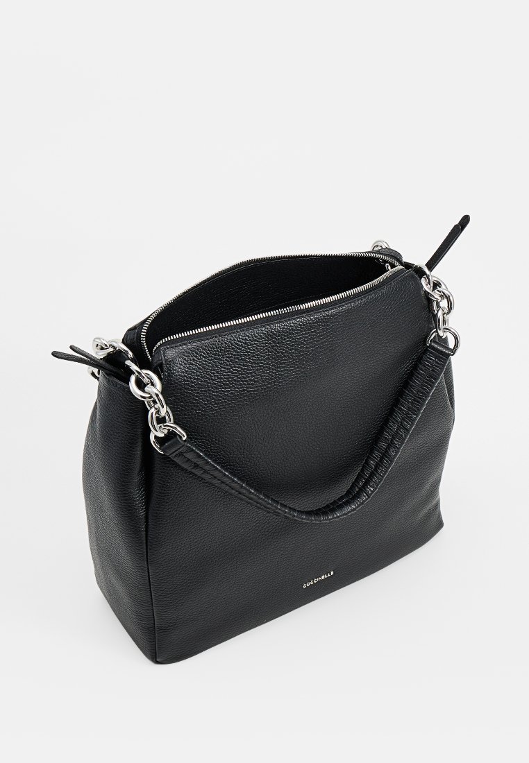 Borsa a tracolla in pelle nera con catene argentate, zip superiore parzialmente aperta e tracolla imbottita su sfondo bianco.