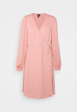 Vestido rosa envolvente com mangas longas e bufantes, feito de um tecido macio. Apresenta um laço na cintura e um decote em V, com uma silhueta fluida.