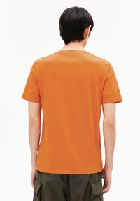 ARMEDANGELS JAAMES - T-shirt basic - amberglow