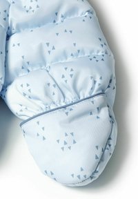 Lichtblauwe gewatteerde want met een geometrisch patroon van kleine donkerblauwe driehoeken, voorzien van een elastische pols en een gladde stofstructuur.