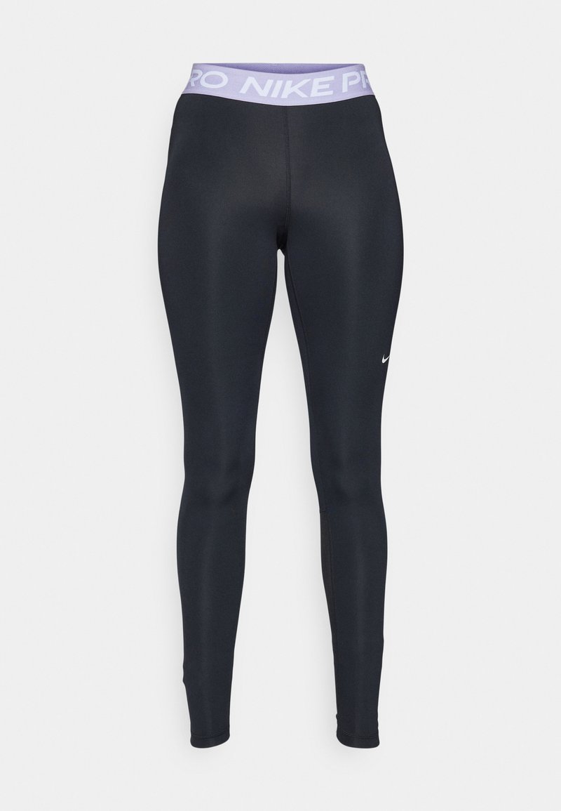 Schwarze sportliche Leggings mit einem eng anliegenden Design, ausgestattet mit einem helllila Nike Pro Bund und einem kleinen weißen Logo am unteren linken Bein.