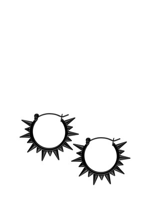 Schwarze Metall-Creolen mit gleichmäßig verteilten scharfen Spitzen, die den äußeren Rand umgeben, vor weißem Hintergrund.