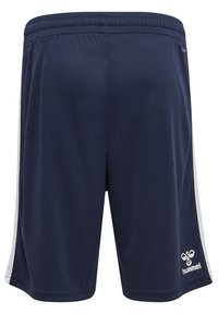 Pantalones cortos deportivos de color marino hechos de un tejido ligero y transpirable con una textura suave. Presenta rayas laterales blancas y un logo en la parte inferior derecha.