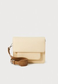 Teksturet beige skulderveske med klaffelukking, med en brun justerbar stropp og subtilt vevd mønster.