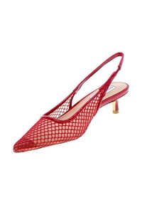 Scarpa slingback rossa con un design a rete, punta affusolata e un piccolo tacco dorato. Texture liscia e profilo minimale.