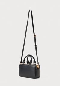 Čierna obdĺžniková kožená crossbody taška s dvojitými uchami a nastaviteľným ramenným popruhom, so zlatým kovovým hardvérom a zipsovým uzáverom.