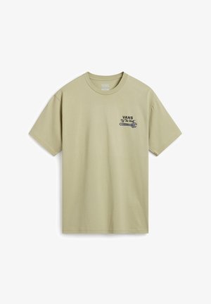 Camiseta de algodón de manga corta en verde claro con cuello redondo, que presenta un logo y diseño en impresión oscura de "VANS" en el lado izquierdo del pecho.