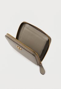 Billetera de cuero gris con cremallera dorada, que cuenta con un compartimento para tarjetas en el interior. El exterior tiene una textura suave con un ligero brillo.